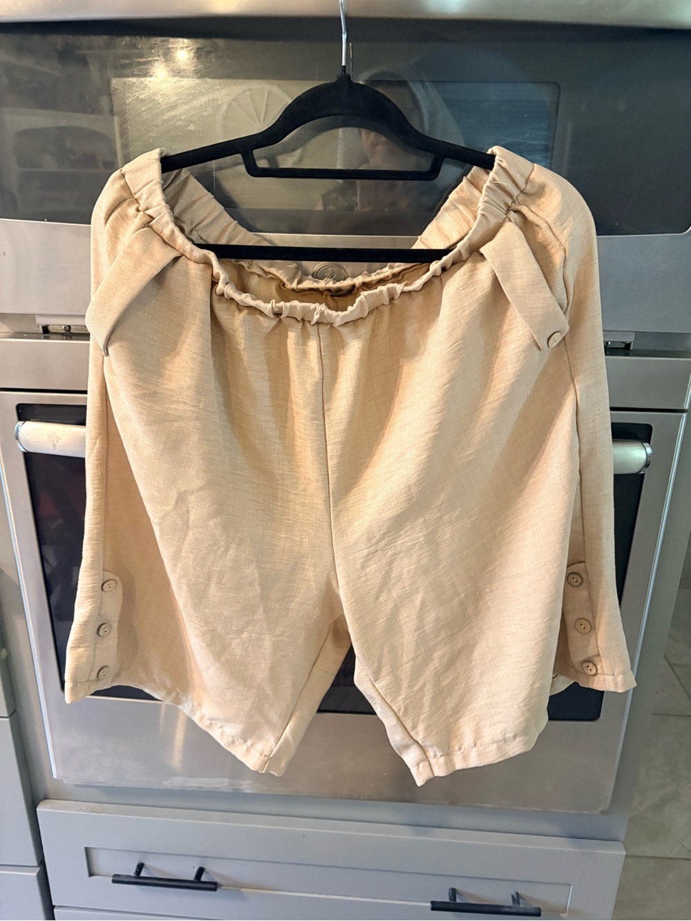Women’s Cream Elastic-Waist Capris with Button Cuff Detail